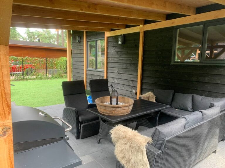 Lekker borrelen of BBQen onder de overkapping