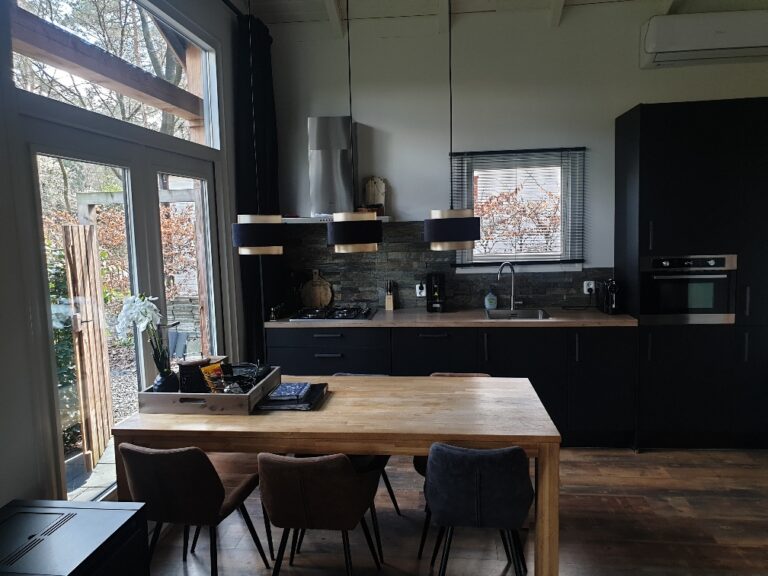 Open keuken met ruime eettafel